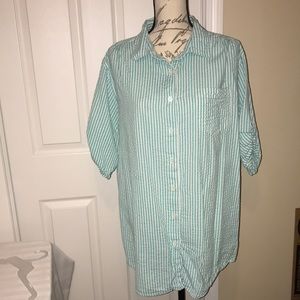 Women bottoms down shirt, short sleeves with a bottoms to put up sleeves.